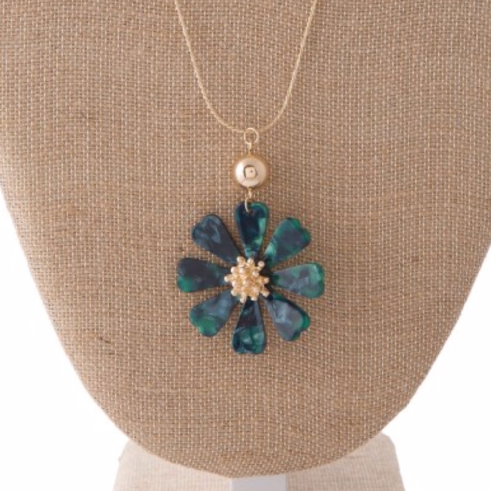 ✅JUST IN➡️Acetate Hand Swirled Flower Necklace